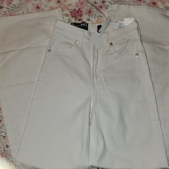 Stylish White Wide-Leg Pants - Picture 5 of 8